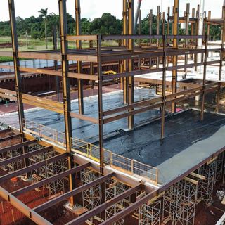 Estrutura metálica com laje concretada e escoramento no pavimento de baixo